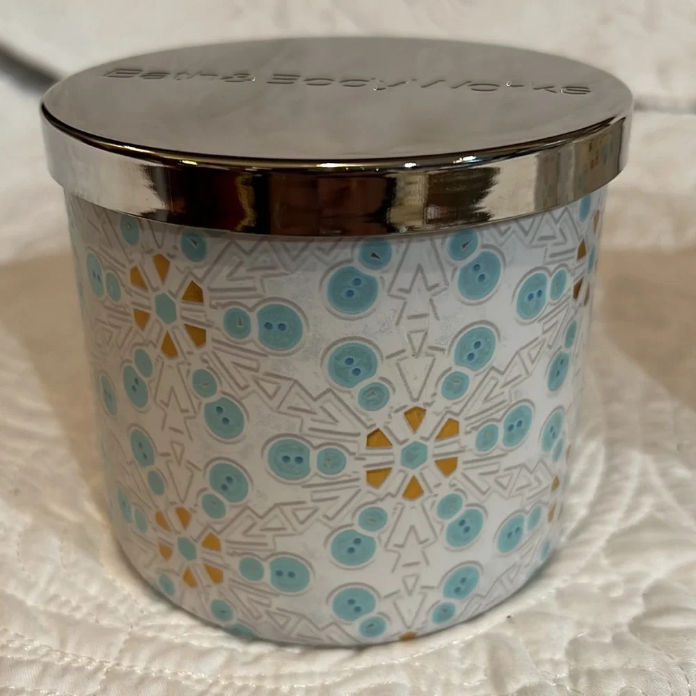 Bath & Body Works‎ Fresh Sparkling Snow three wick candle